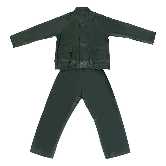 Nên làm sạch, hong khô áo mưa sẽ giúp áo tránh được tình trạng ẩm mốc, phát mùi.