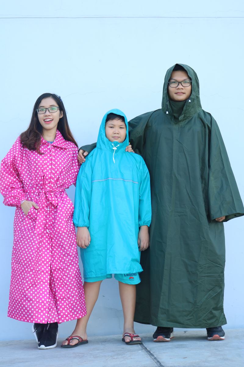 Áo mưa kiểu nữ & Áo mưa Poncho thuộc 2 dòng áo mưa với thiết kế thời trang, phù hợp với mọi đối tượng.
