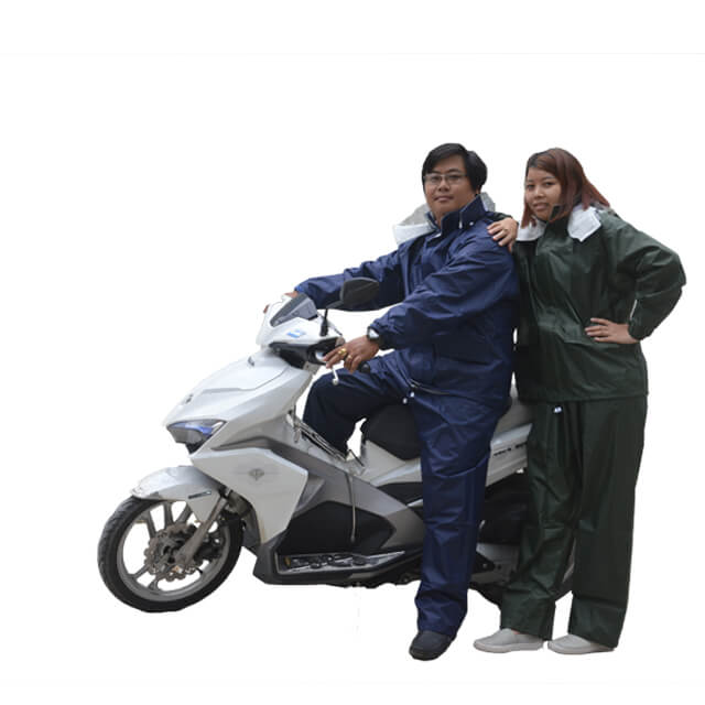 Áo mưa bộ - Vật dụng bất ly thân khi đi xe máy đường dài trong thời tiết mưa bão.