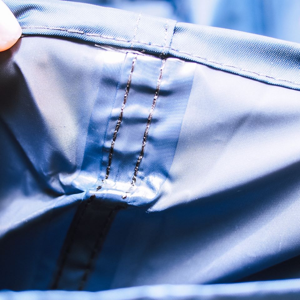 Áo mưa cao cấp CoToCo được ép seam đường may, khả năng chống thấm tuyệt đối trên từng sản phẩm.