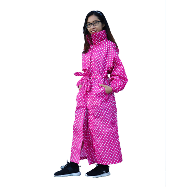 Với thiết kế thời trang, màu sắc nữ tính, áo mưa thời trang kiểu Nữ trở thành sản phẩm hot trên thị trường năm nay.