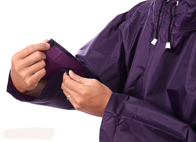 Nên chọn mua áo mưa chất lượng, cao cấp giúp bạn dễ dàng vệ sinh, bảo quản lâu dài.