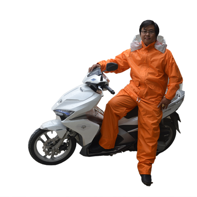 Sử dụng, bảo quản áo mưa không đúng cách sẽ khiến áo mưa của bạn ẩm mốc, phát mùi khó chịu.