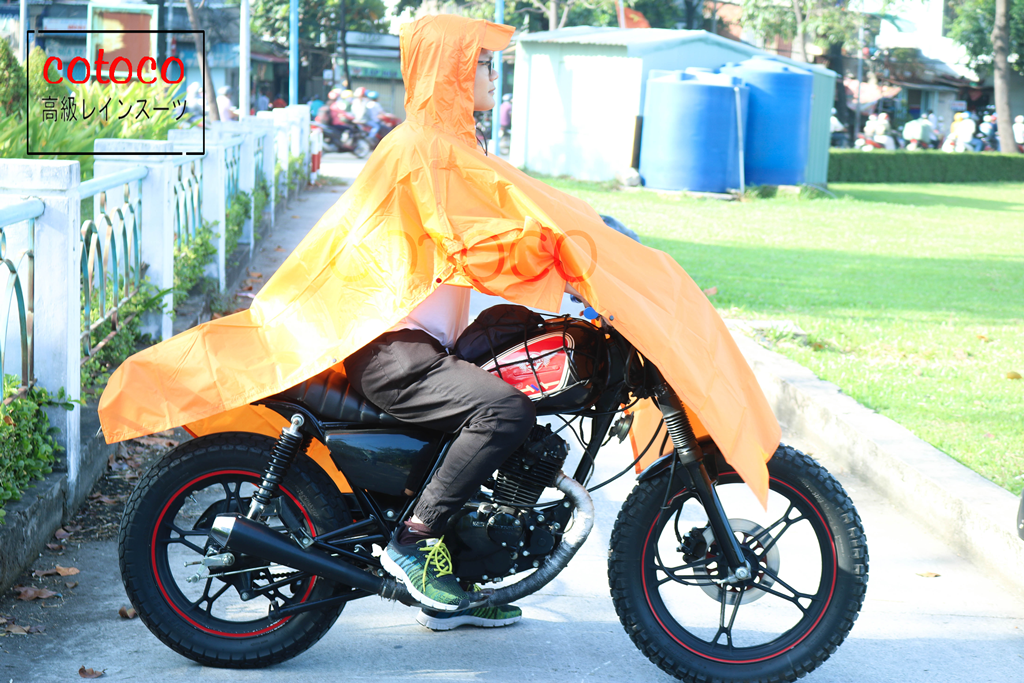 Sử dụng chất liệu Polyester 100% PVC, áo mưa cánh dơi CoToCo chống thấm tuyệt đối, an toàn khi đi mưa.